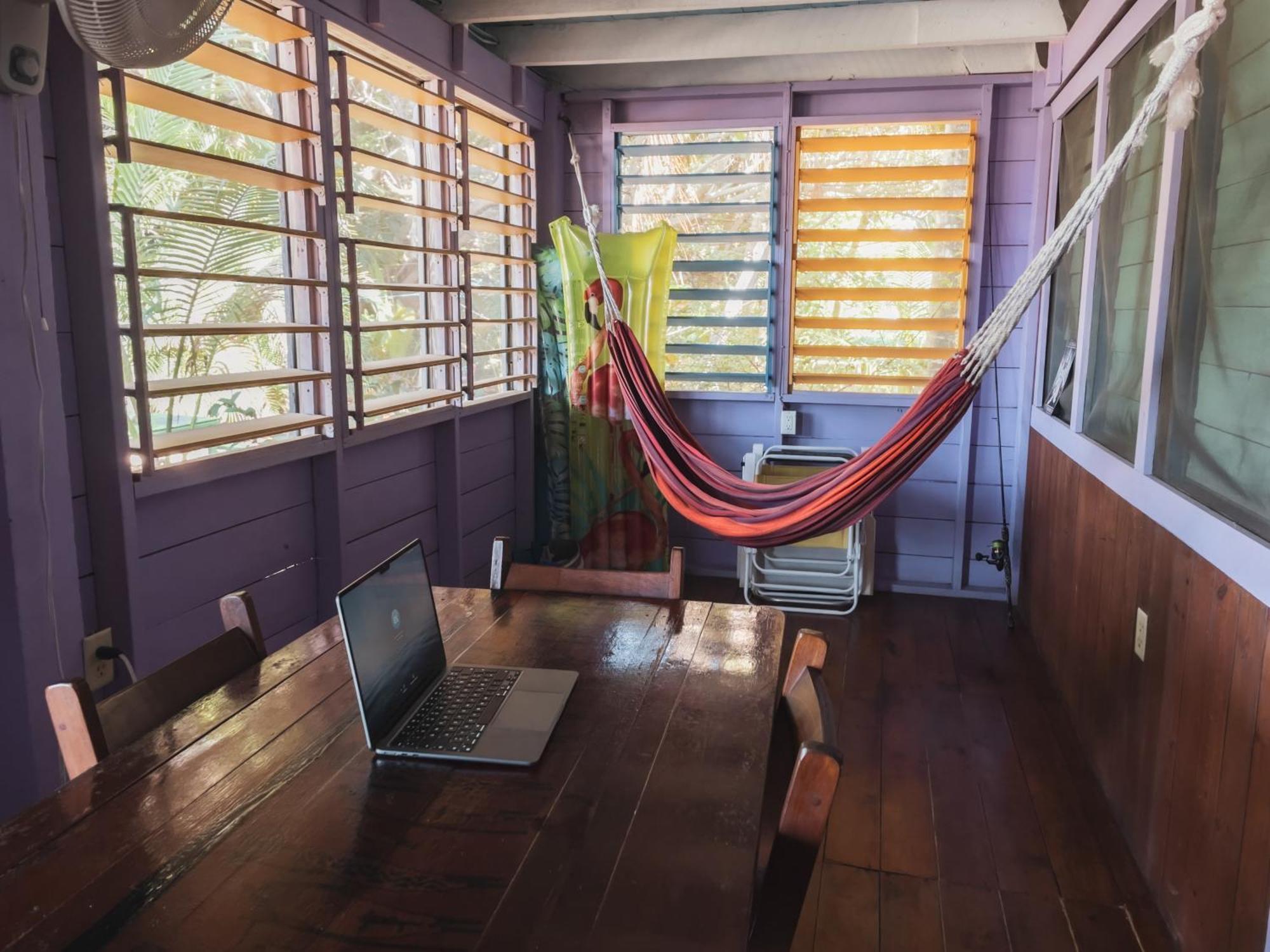 Anda Di Hows Hostel Placencia Bagian luar foto