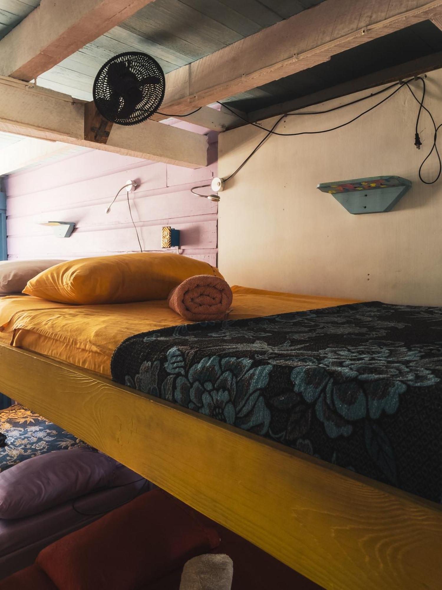 Anda Di Hows Hostel Placencia Bagian luar foto
