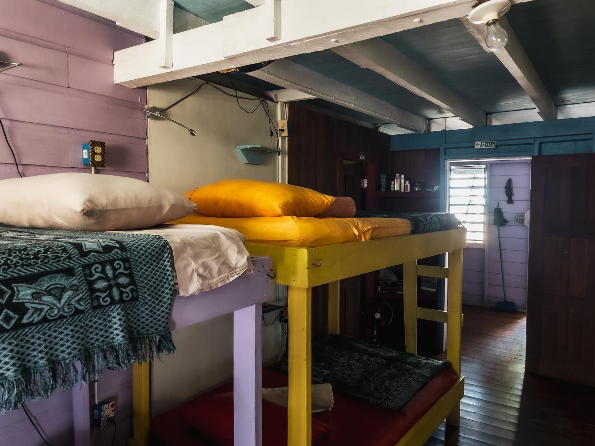 Anda Di Hows Hostel Placencia Bagian luar foto