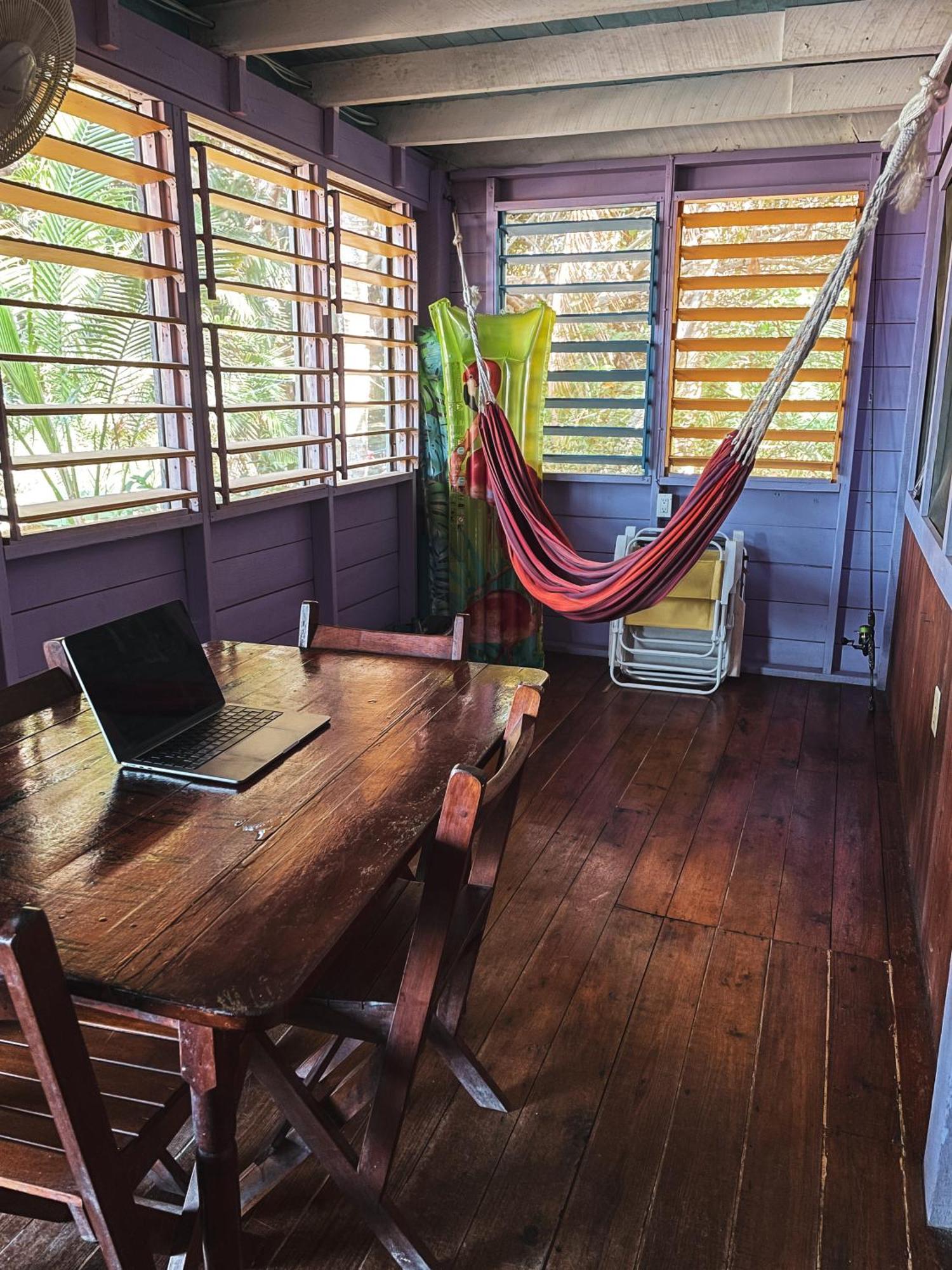 Anda Di Hows Hostel Placencia Bagian luar foto