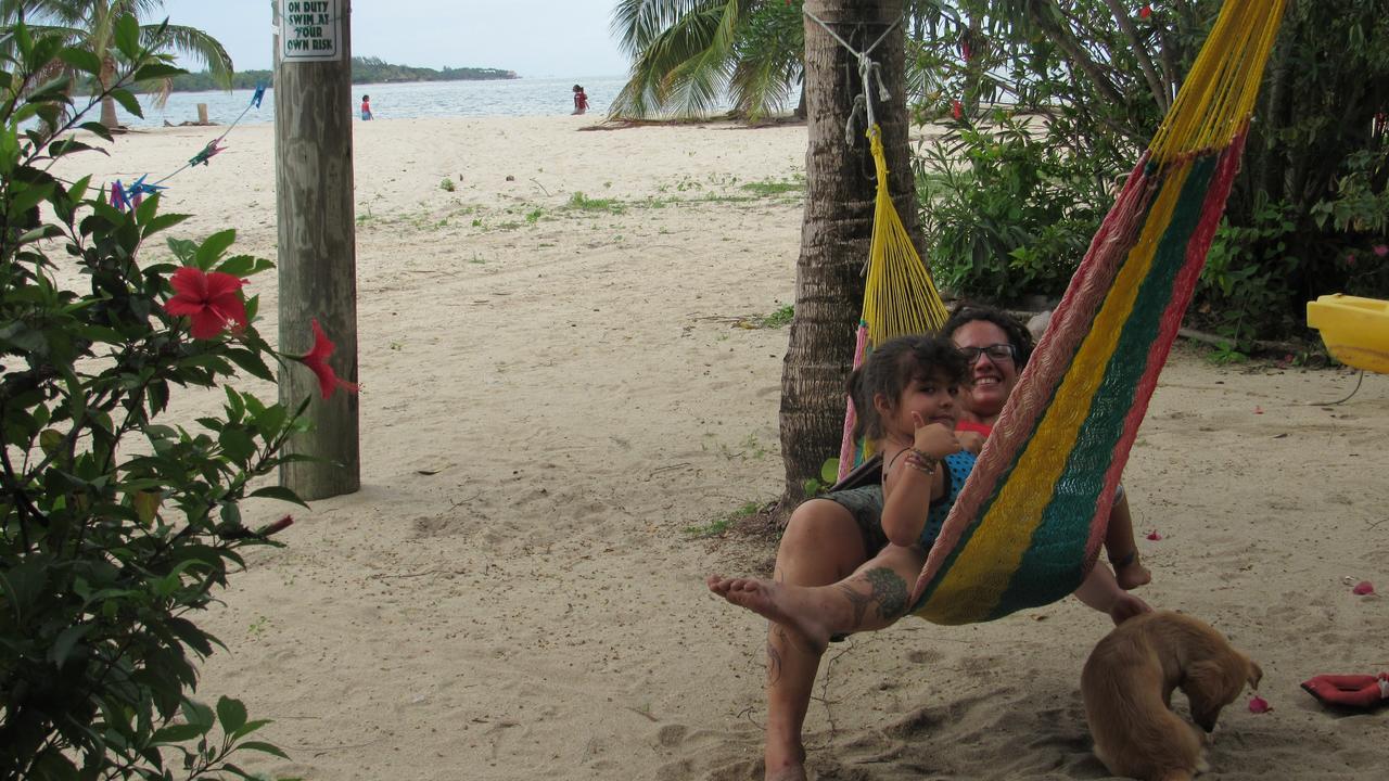 Anda Di Hows Hostel Placencia Bagian luar foto