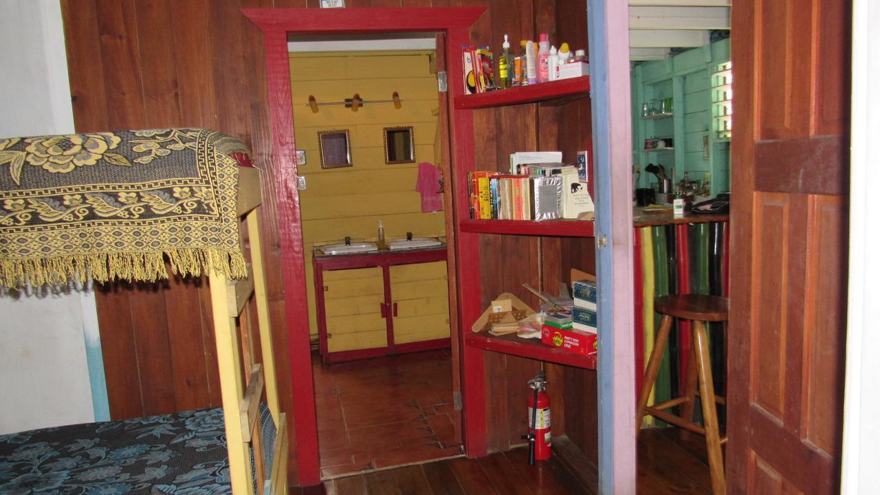Anda Di Hows Hostel Placencia Bagian luar foto
