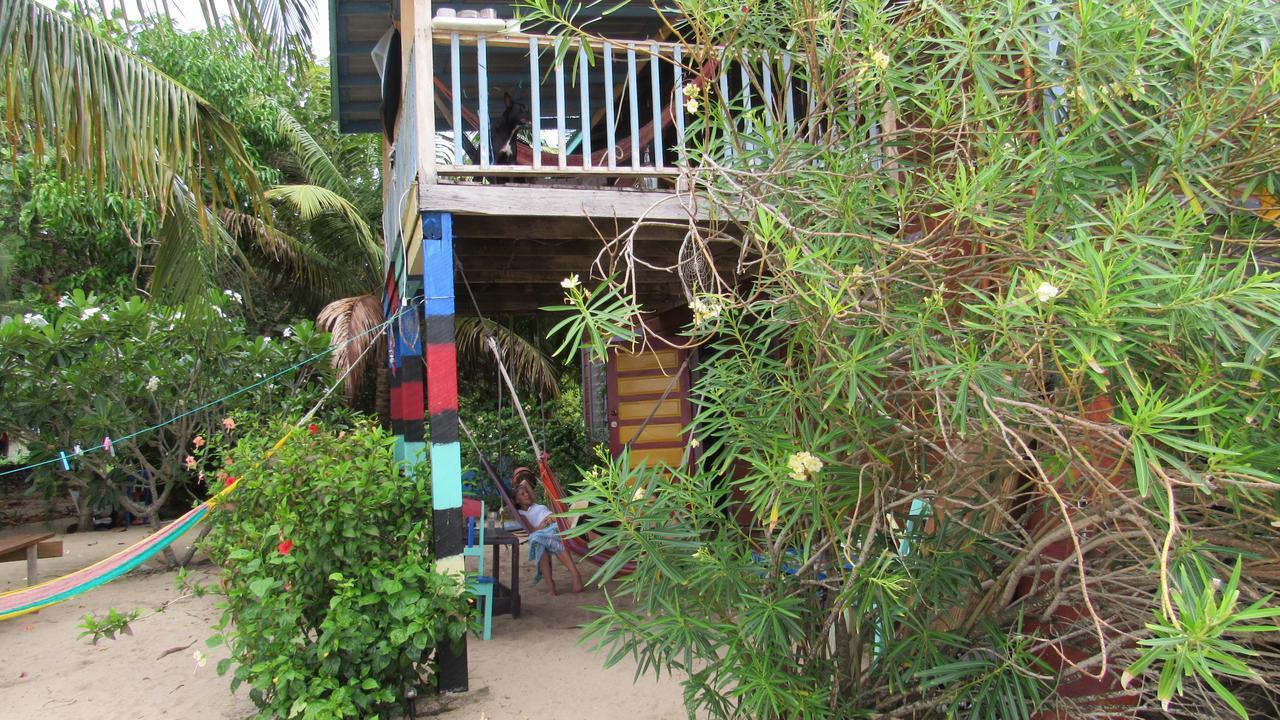 Anda Di Hows Hostel Placencia Bagian luar foto