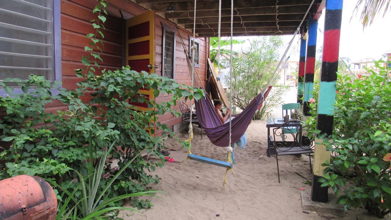 Anda Di Hows Hostel Placencia Bagian luar foto
