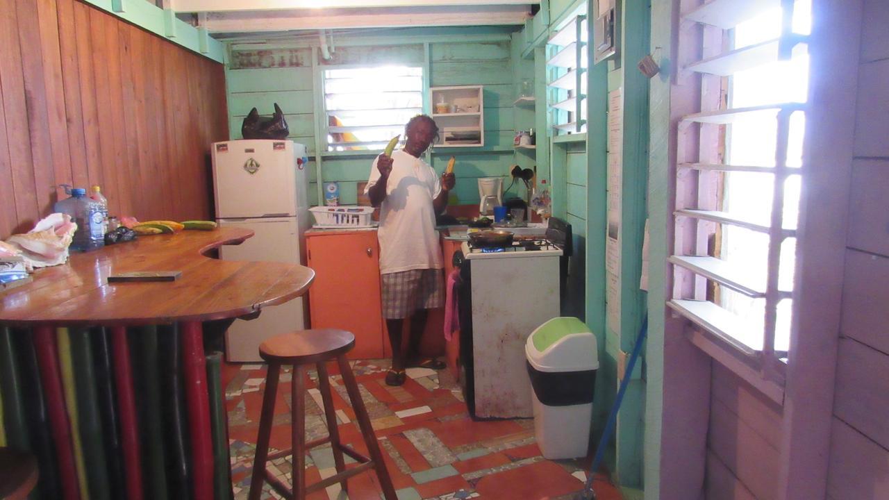 Anda Di Hows Hostel Placencia Bagian luar foto